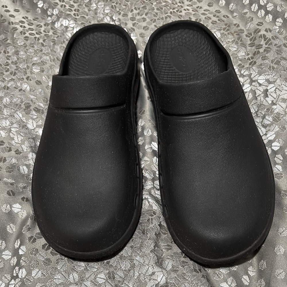 OOFOS Black Slip-On Clogs